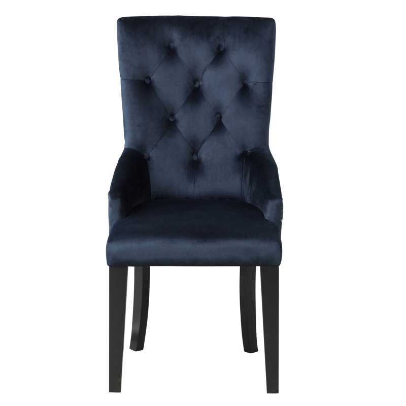 Élégante chaise d'appoint en velours bleu marine avec dossier et inclinée pour la salle à manger, une configuration luxueuse