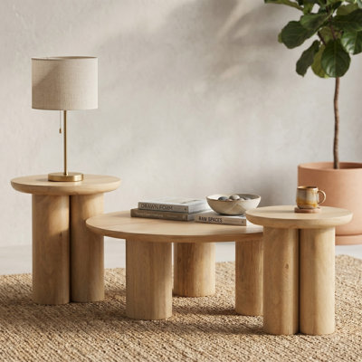 Ensemble de salon 3 pièces - Table basse ronde en bois naturel avec deux tables de bout assorties, base en bois de manguier massif avec piédestal sculptural pour espaces de vie modernes - Naturel