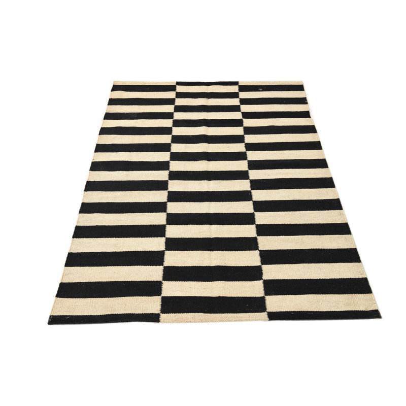 Tapis noir et blanc 3 pi 5 po x 4 pi 10 po Pinkerton
