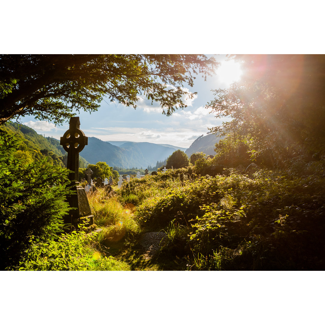 Leinwandbild Altes keltisches Kreuz in Glendalough, Wicklow Mountain, Irland