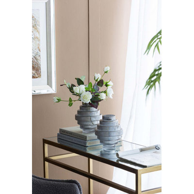 Ensemble de deux vases décoratifs uniques fabriqués à partir de verre de haute qualité pour une décoration intérieure avec style et fonctionnalité