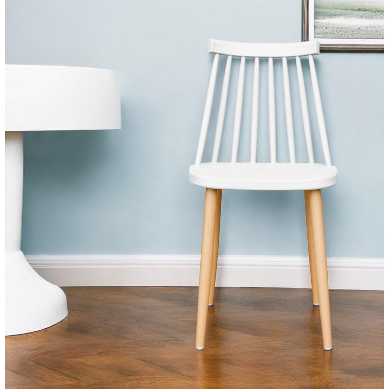Chaise d'appoint blanche et naturelle à dossier Windsor en plastique et acier