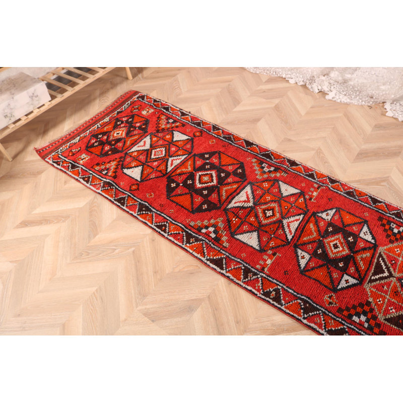 Tapis traditionnel turc traditionnel tissé à la main dans les escaliers et les couloirs de style bohémien