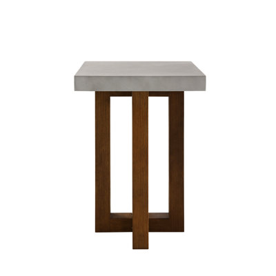 Table de bout en faux béton et noyer - créant un espace de vie élégant et confortable
