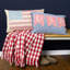 Coussin Primitive par Kathy - drapeau américain rétro - 24 po x 14 po