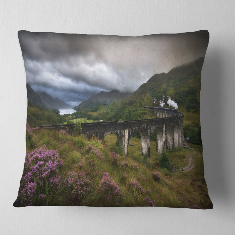 Coussin décoratif paysage viaduc Glenfinnan, H 16 po x l 16 po
