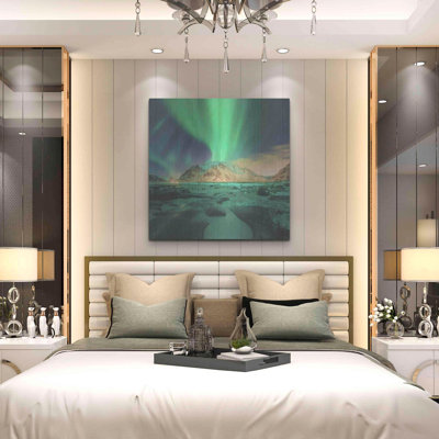 «Aurora Over Snowy Mountains» par Luxe