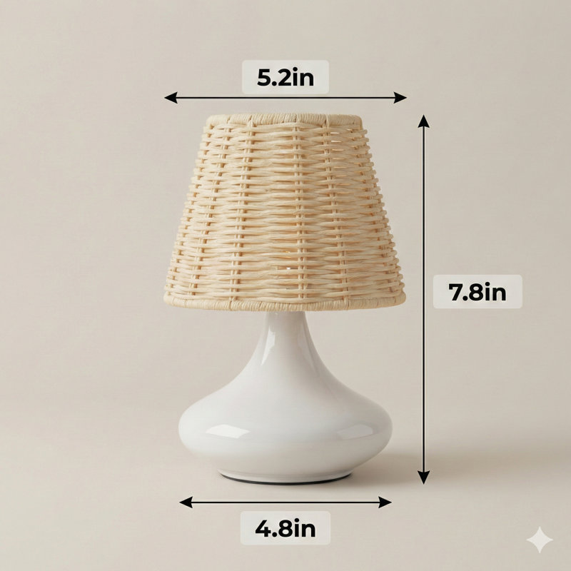 Un luminaire suspendu en bambou tissé blanc avec une base en fer, offrant trois températures de couleur sélectionnables.