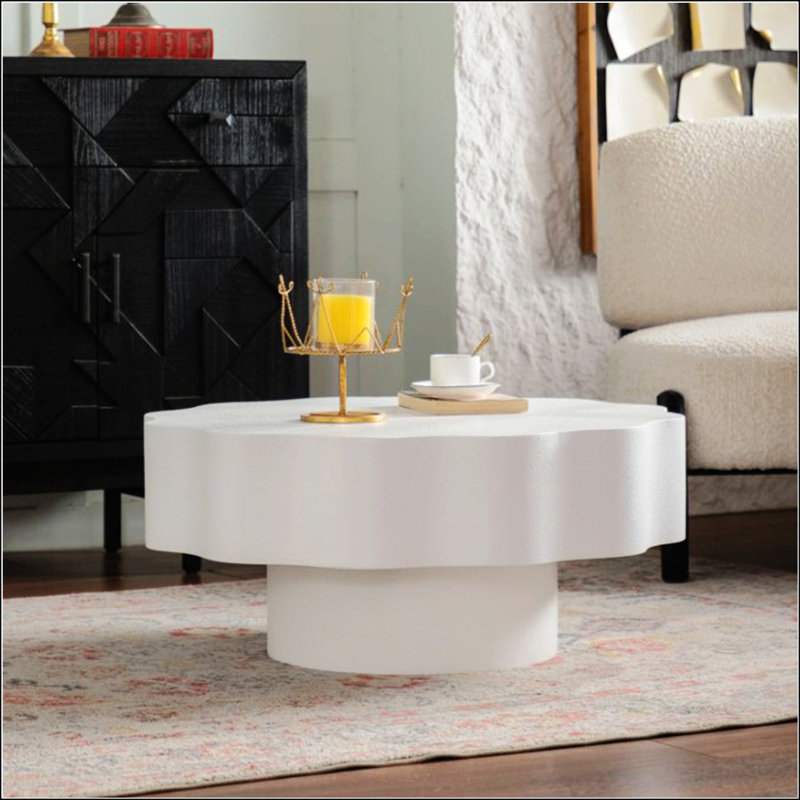 Table basse festonnée blanche: forme unique à bord ondulé, pièce centrale élégante pour les espaces élégants., Blanc, crème
