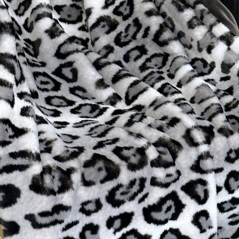 Couverture en fausse fourrure, L 102 po x L 116 po, Gris / Argent