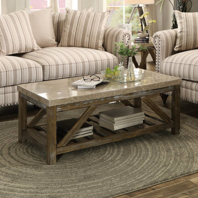 Table basse en marbre blanc crème avec base en bois inclinée et plateau de rangement rectangulaire en bois patiné