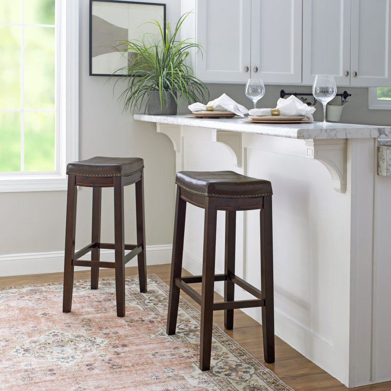 Tabouret de comptoir en bois massif de 26,5 po avec siège rembourré en cuir végétalien Arlyce, Brun