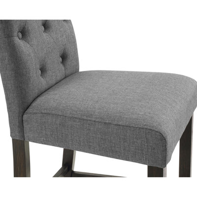 2 pièces de tabouret à hauteur de comptoir en gris. Bois massif avec boutons. Sièges et coussins rembourrés. Finition des pieds en bois. Chaises gracieusement courbées à haut dossier. L 23 po x P 19 po x H 41,26 po. Siège: l 19 po, H 25 po, P 16,5 po. Assemblage