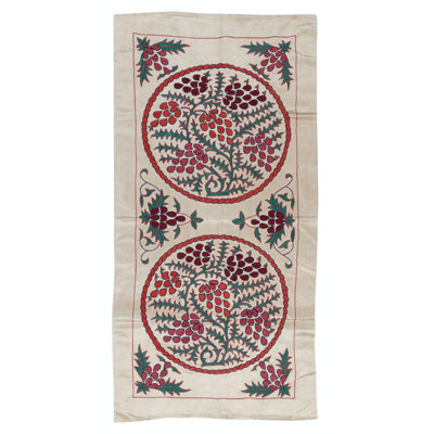Suspension murale brodée 100% soie 20 x 41 po. Décoration murale Suzani. Nappe faite à la main. Tapisserie contemporaine