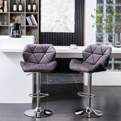 2 pivotants en velours gris diamant - hauteur réglable, confort au dossier moyen, base polie avec repose-pieds 2. Réglage de la hauteur du siège. Pour un confort agréable. Repose-pieds. L 20,5 po x P 25,6 po H 35-43,25 po. P 14,25 po.