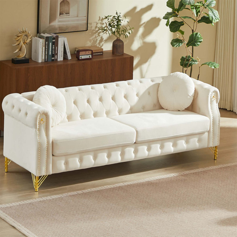 Luxueux canapé Chesterfield en velours de 82 pouces avec des clous en cuivre, des boutons capitonnés et des pieds en métal, y compris deux coussins ronds pour plus de confort.
