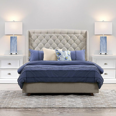 Ensemble de 2 lampes de chevet tactiles en céramique bleue moderne, avec variateur 3 niveaux, ports de chargement USB et prise secteur, abat-jour en tissu blanc et ampoules DEL incluses.