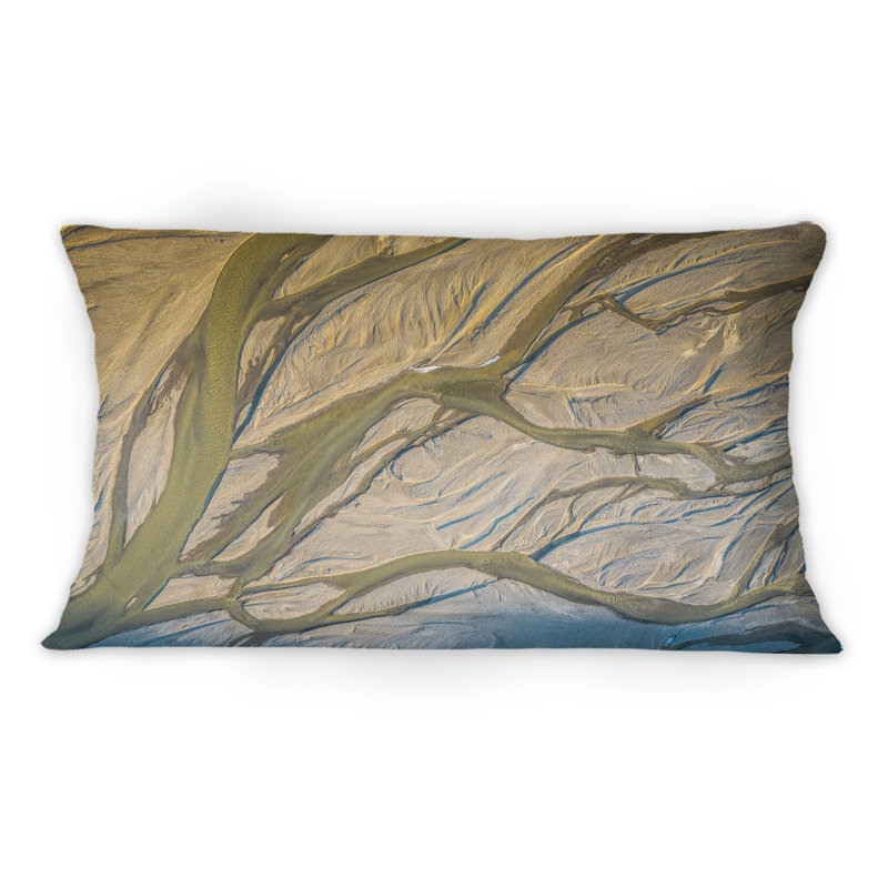 Vue aérienne d'un drone d'un lit de rivière sinueux - Coussin décoratif traditionnel imprimé 1
