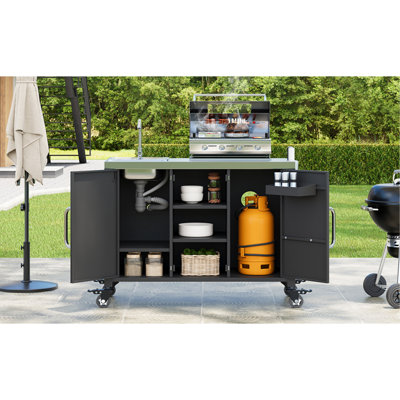 Îlot de cuisine 55,5 po avec évier, table de chariot de barbecue en métal avec évier en acier inoxydable 304, station d'évier de chariot de bar extérieur avec 4 roues verrouillables pour la préparation de pizza et le barbecue, L 55,5 po x l 20 po H 36,7 po
