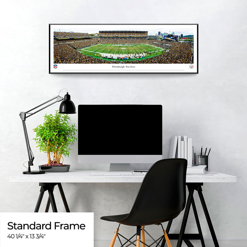 Pittsburgh Steelers par James Blakeway - photographie, H 18 po x l 44 po x P 0,88 po, Papier encadré dans un cadre noir