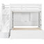 Lit simple superposé au dessus d'un lit double blanc avec escalier de rangement, garde-robe et conception intégrée avec compartiments ouverts