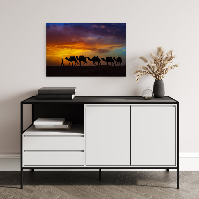 Désert, coucher de soleil, caravane, paysage dramatique abstrait contemporain, art mural