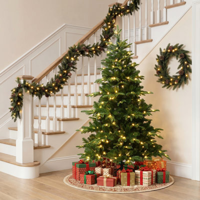 Sapin de Noël artificiel Fraser Fir PE de 1,83 m (6 pi) pré-illuminé, avec des branches vertes denses et un support en métal