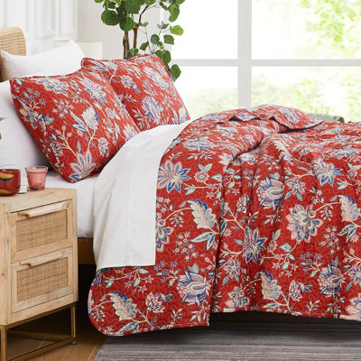 Ensemble de courtepointe réversible Southshore Fine Linens Jacobean Willow, coloris rouge Jacobean Willow, en microfibre doublement brossée 110 g/m² à motif floral et fine broderie matelassée, comprenant une courtepointe et deux taies d'oreiller, pour lit double/queen.