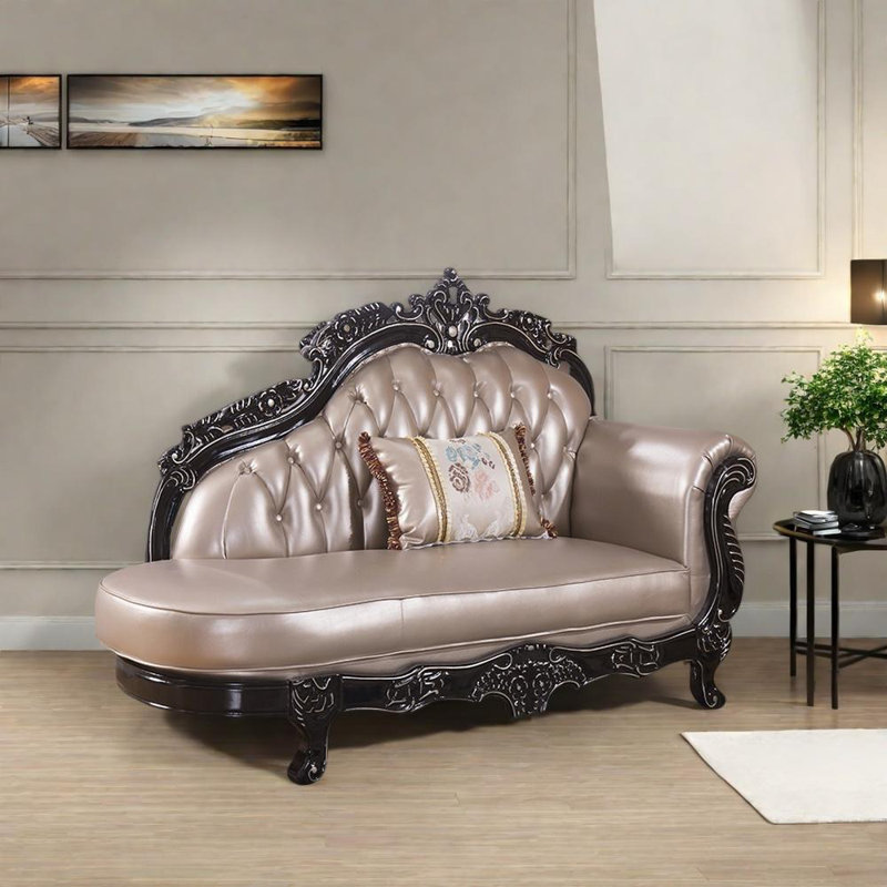 Élégante chaise en bois sculpté, Orienté à droite
