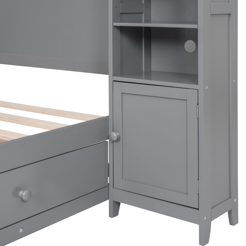 Lit double avec une armoire et une tablette dans les tons de gris - rehausse le décor de la chambre à coucher en bois et le design