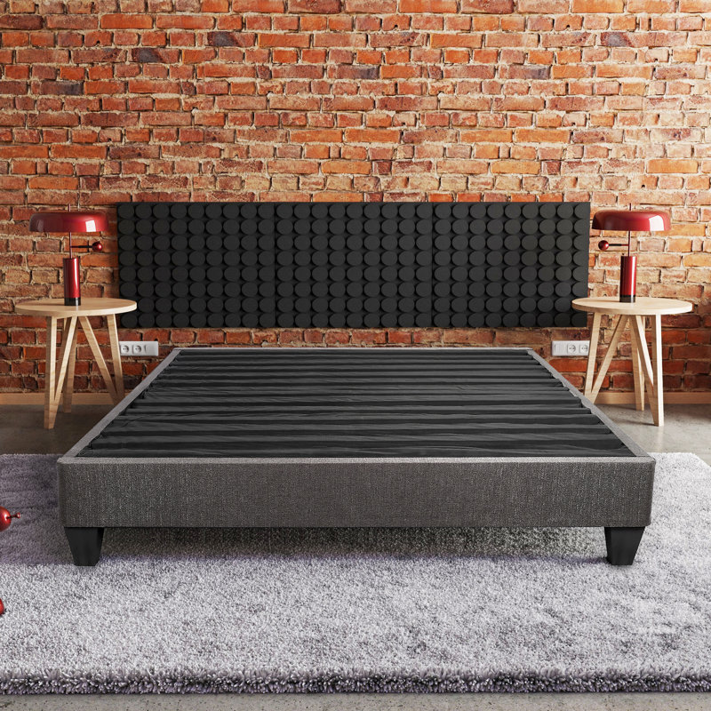Très grande base de lit tapissier de couleur gris foncé dotée d'une plateforme élégante et contemporaine avec pieds inclus