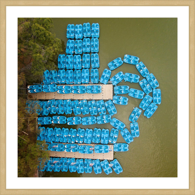 « blue paddleboats » par karolis janulis, reproduction d’art encadrée, H 12 po x l 12 po x P 1,5 po