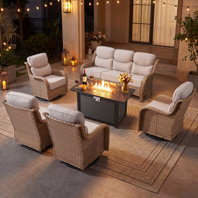 Ensemble de conversation haut de gamme en rotin pour patio, composé de 6 pièces, comprenant des fauteuils de jardin pivotants à 360° avec coussins épais de 15 cm, une table foyer au gaz et des poufs rembourrés. Ensemble résistant aux intempéries.
