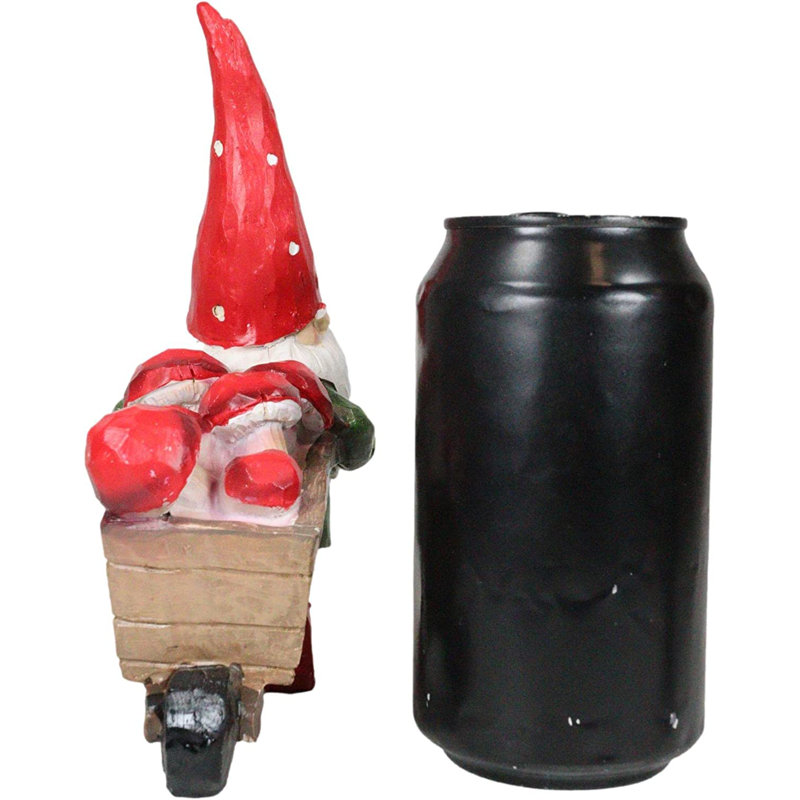 Farmn Gnome tirant une brouette de champignon de ferme