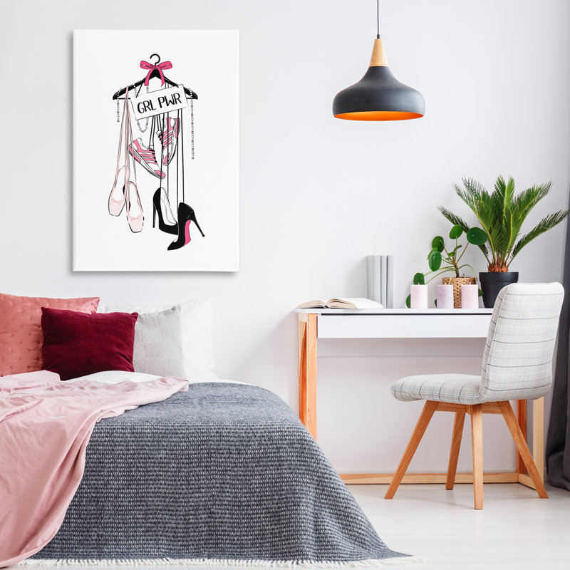 "Grl Pwr Hanging Shoes", art mural par Martina Pavlova, H 45 po x l 30 po