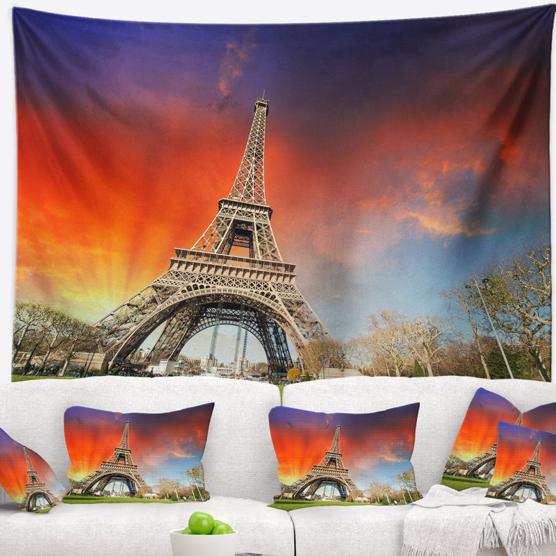 Tapisserie Schafer Paris, Tour Eiffel sous un ciel coloré, H 50 po x l 60 po