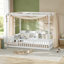 Lit Montessori au sol (taille standard), tête de lit avec compartiments de rangement ouverts, barrières de sécurité sur les 4 côtés avec porte d'accès, lit double pour dormir et jouer dans la chambre, blanc-814313049