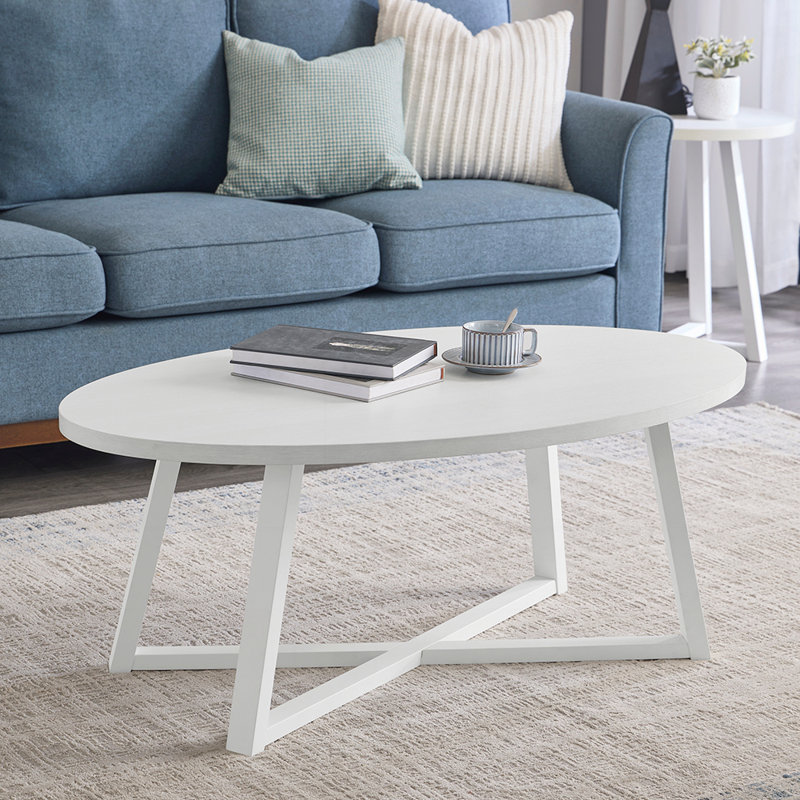 Table basse moderne en bois ovale avec surface durable et pieds en bois d'hévéa robustes, parfaite pour les salons contemporains.