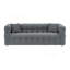 Canapé en molleton gris de 80 pouces dans la chambre à coucher avec deux coussins décoratifs