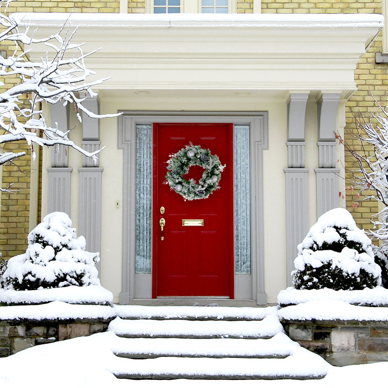 24-Inch Artificial Christmas Wreath with Pinecones and Snow Flocking