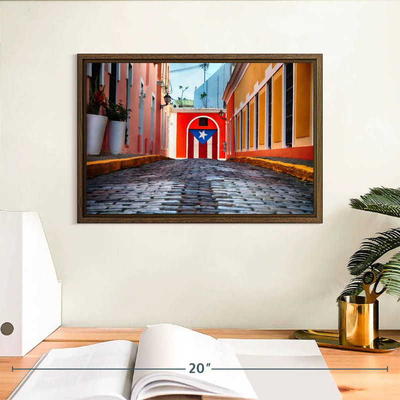 Rue pavée dans le vieux San Juan, 13 po x 9 po, Cadre flottant noyer
