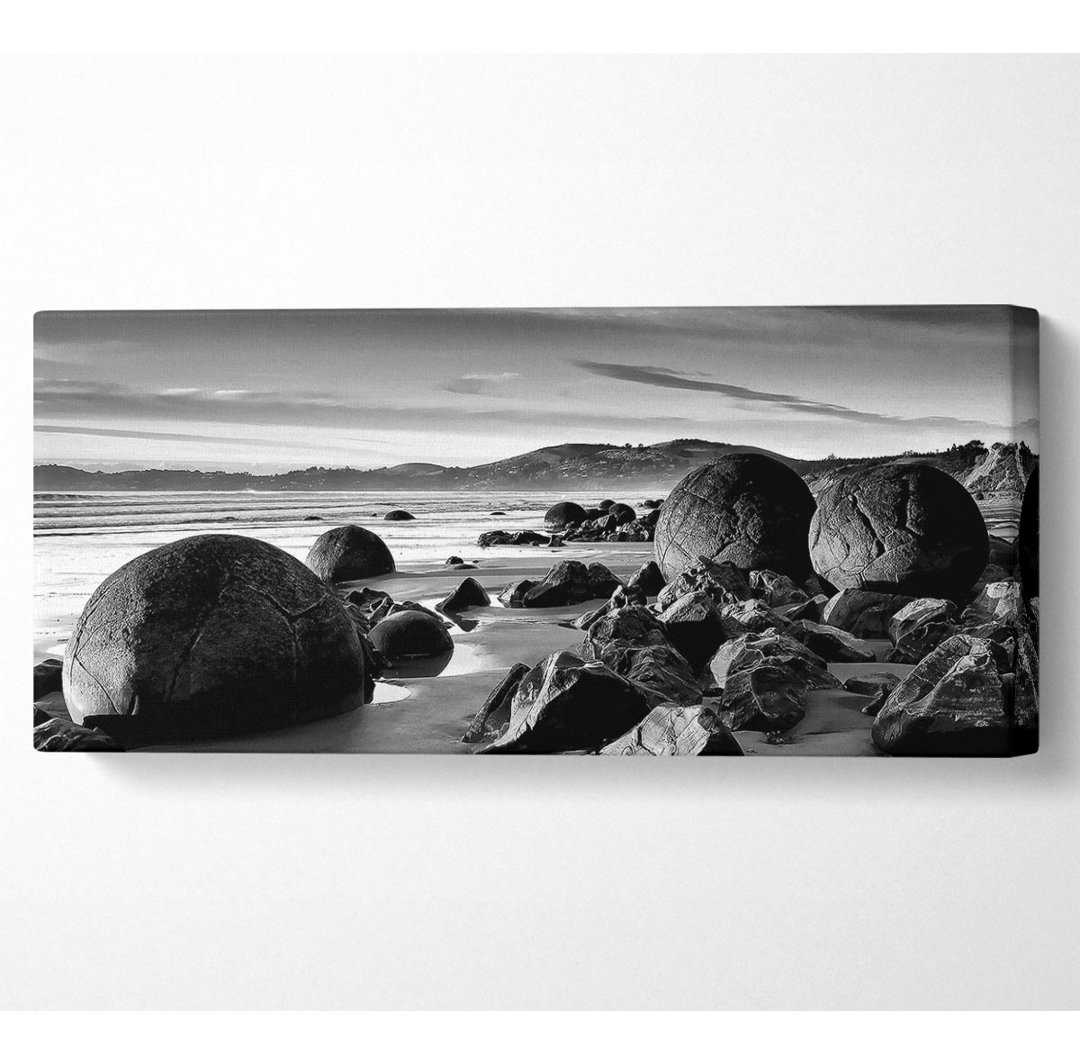 Rocks On A Beach - Panorama-Kunstdrucke auf Leinwand