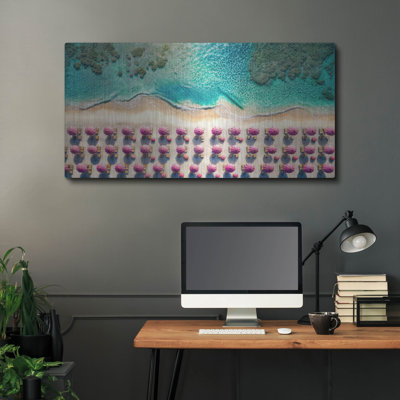 «Sandy Beach And Pink Umbrellas» par Rey Klimt, art mural en métal