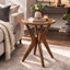 Table de bout ronde en bois à pieds croisés avec plateau lisse et base robuste à quatre pieds Jahey