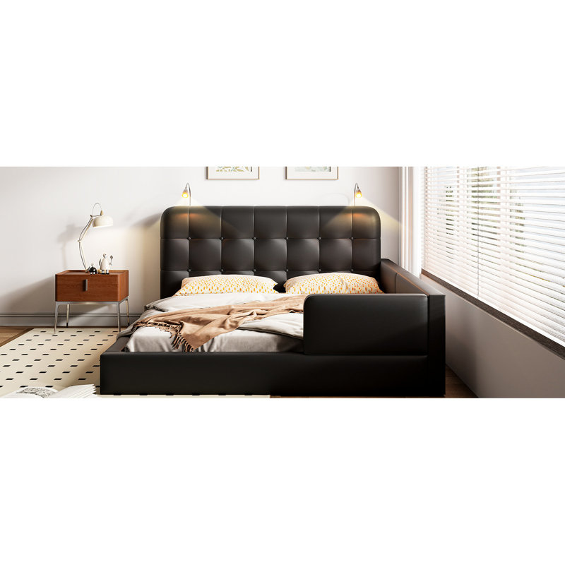 Grand lit tapissier avec 2 lampes de lecture. Cuir haute densité. Beaucoup d'espace pour une bonne nuit de repos. Tête de lit réglable à deux lumières. Revêtement en cuir. Spacieux et serein