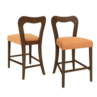 Une paire de tabourets de comptoir sans accoudoirs en noyer et en bois d'hévéa de haute qualité, une conception de siège volumineux, un dossier ergonomique pour un tabouret d'assise décontracté