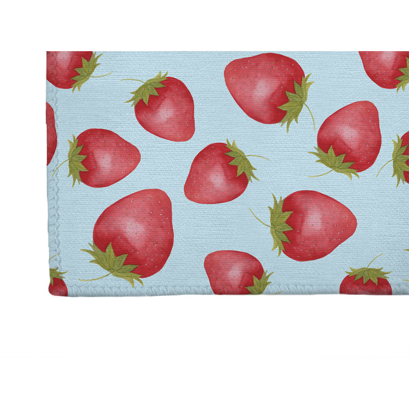 Tapis de cuisine antidérapant Summer Strawberries, Rectangle 4pi x 6 pi, Bleu nuage