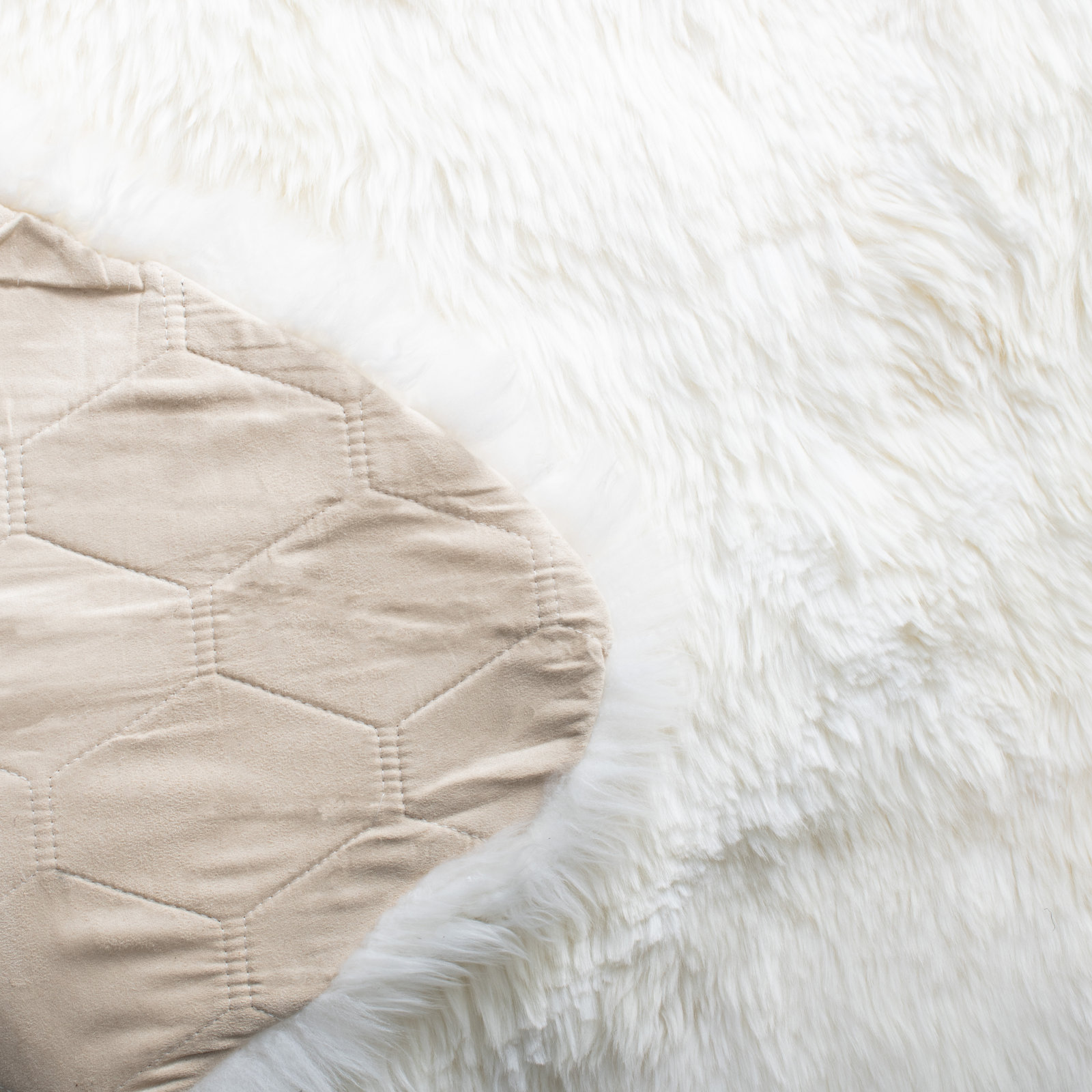 Mera Handmade Sheepskin White Area Rug, Square 3'