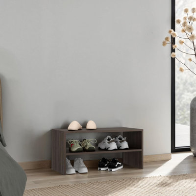 Petit range-chaussures à panneau de particules gris à trois tablettes ouvertes de 23,6 po de largeur, compact et moderne pour le vestibule ou le placard, organisateur de crayons à dessus plat avec tablettes, surface facile à nettoyer pour une utilisation quotidienne