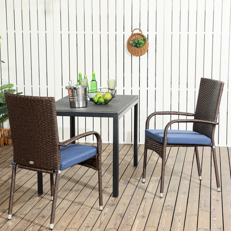 Chaises de patio avec coussins, pour 2 personnes et pour l'extérieur. Crème / blanc Pe. Empilable pour économiser de l'espace. L 22 po x P 23,5 po x H 37,5 po. Capacité et plateau de 264 lb. Eau. Empilable.